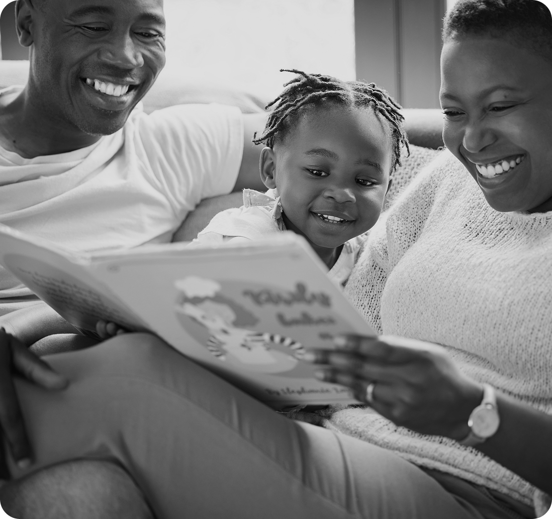 Famille lisant